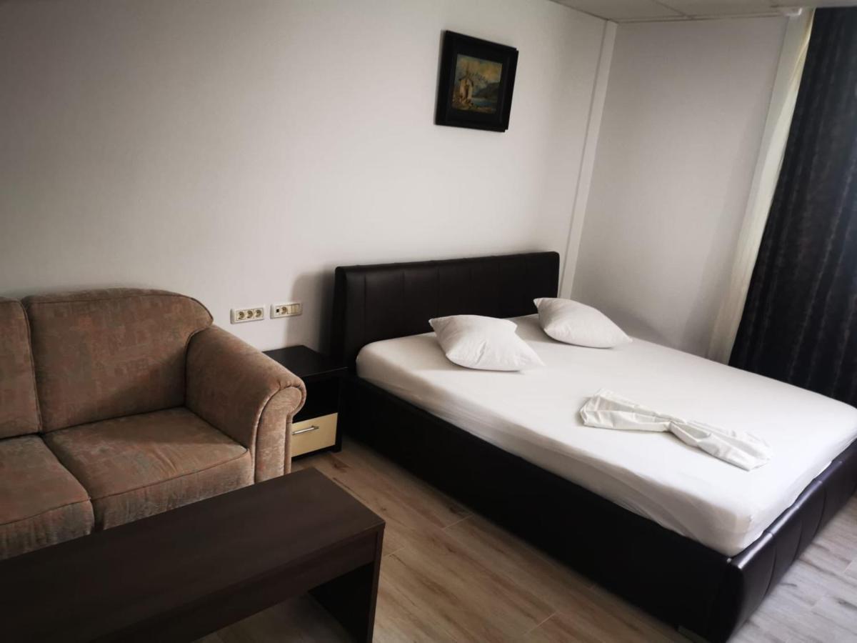 Hotel Viva Ploieşti Kültér fotó