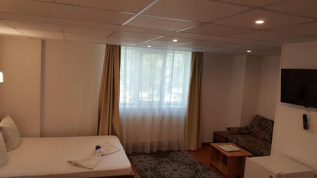 Hotel Viva Ploieşti Kültér fotó