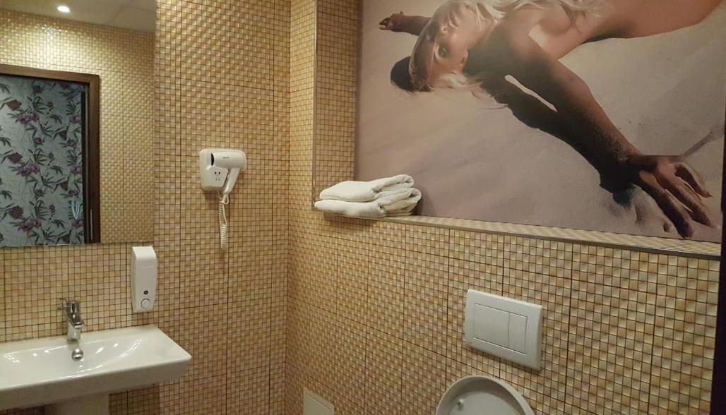 Hotel Viva Ploieşti Kültér fotó