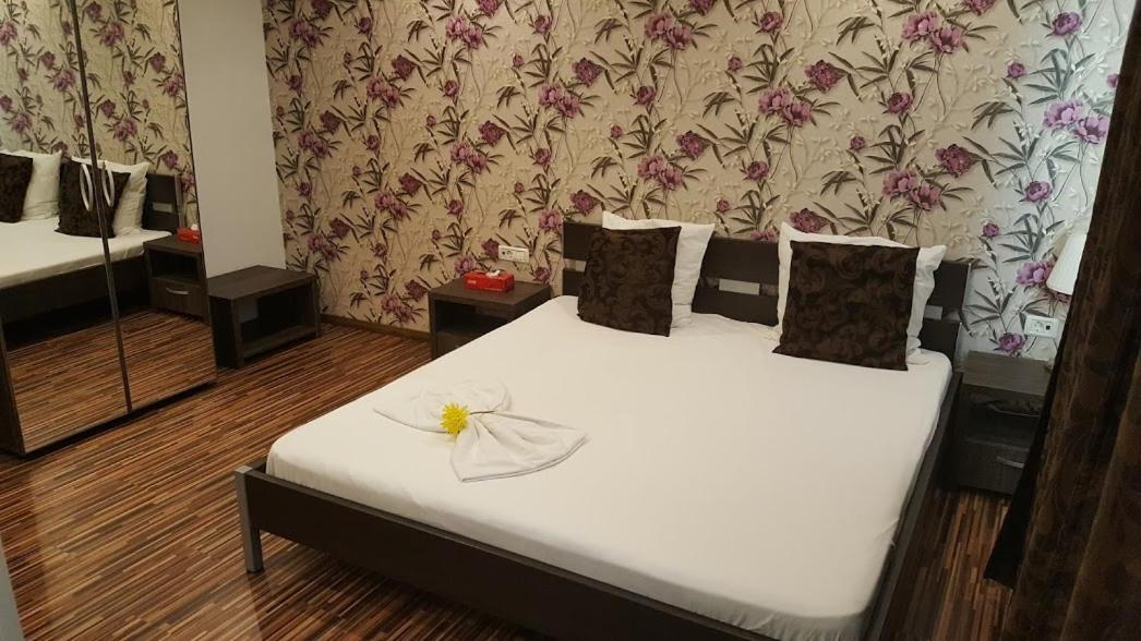 Hotel Viva Ploieşti Kültér fotó