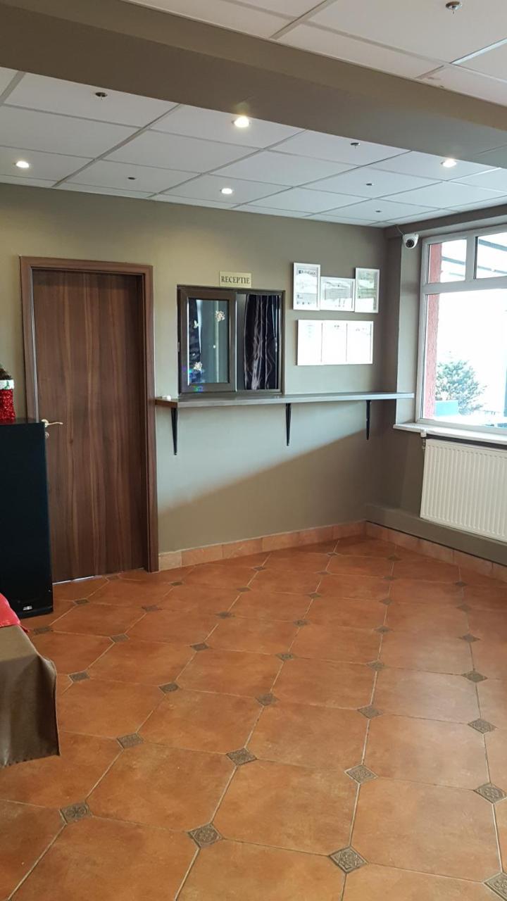Hotel Viva Ploieşti Kültér fotó
